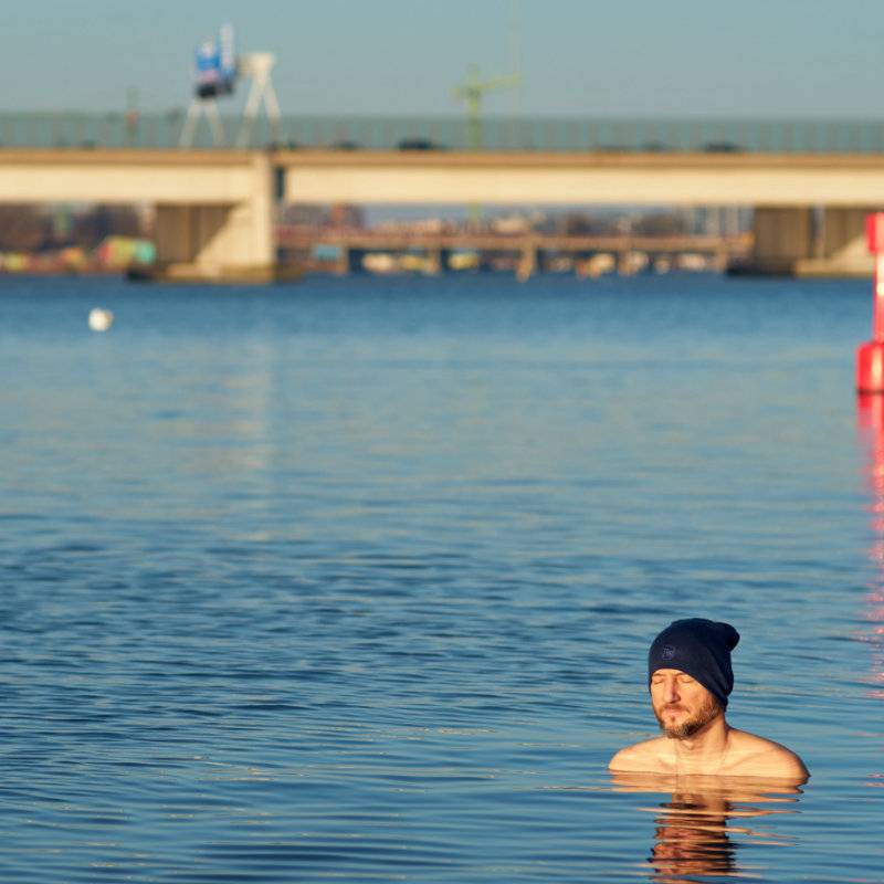 Baden im Kanal von Amsterdam (6°C)