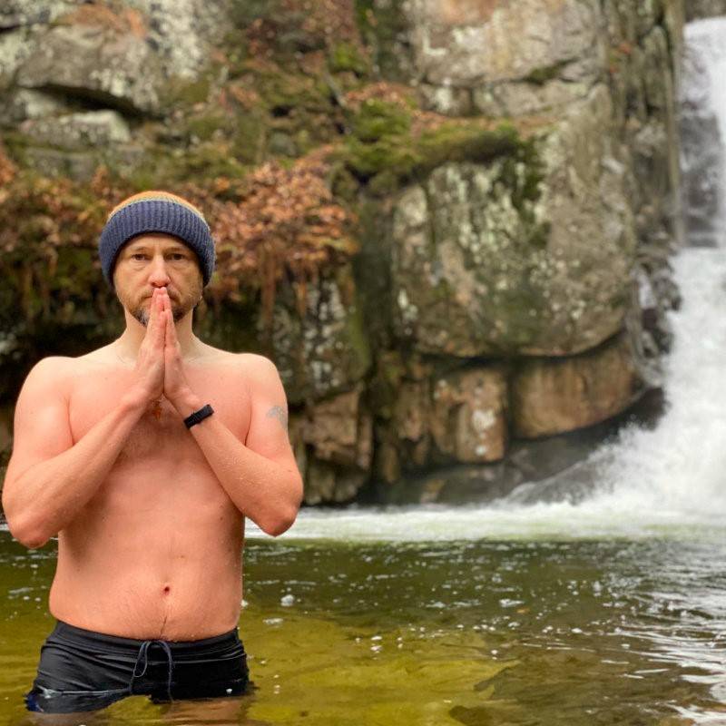 Marius am Wasserfall  in Polen bei 2° Celsius