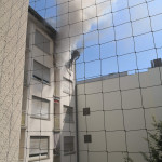 Die Feuerwehr bei den Löscharbeiten. Wohnungsbrand