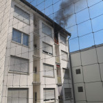 Die Feuerwehr war schon vor Ort und gerade dabei die Tür zur Wohnung aufzubrechen.